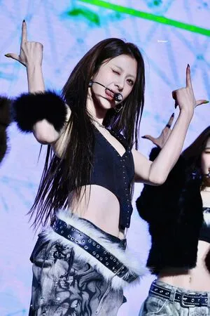 Huh Yunjin OnlyFans Leaked Free Thumbnail Picture - #69JPe70593