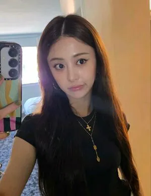 Huh Yunjin OnlyFans Leaked Free Thumbnail Picture - #Ec95atkeEp