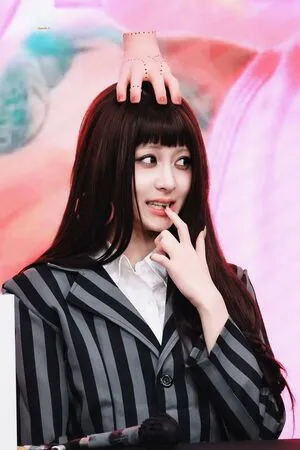 Huh Yunjin OnlyFans Leaked Free Thumbnail Picture - #HSKDULm4BD