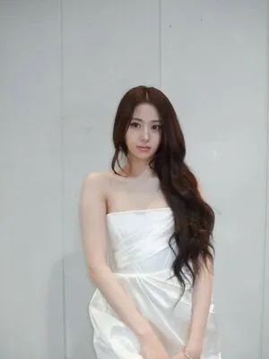 Huh Yunjin OnlyFans Leaked Free Thumbnail Picture - #SCx4LEdd30