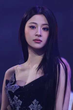 Huh Yunjin OnlyFans Leaked Free Thumbnail Picture - #inGYIXurx6