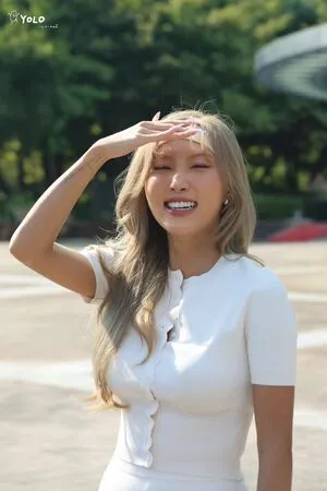 Hwasa Thumbnail Picture