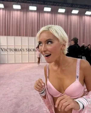 Iris Law OnlyFans Leaked Free Thumbnail Picture - #9sxFNJR5vE