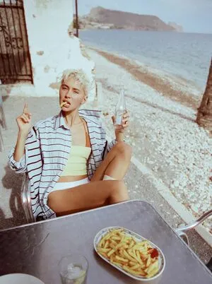 Iris Law OnlyFans Leaked Free Thumbnail Picture - #C4J7X6Yr2B