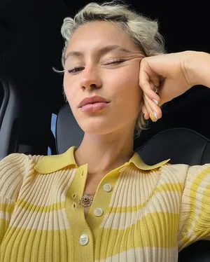 Iris Law OnlyFans Leaked Free Thumbnail Picture - #SunejvFM9S