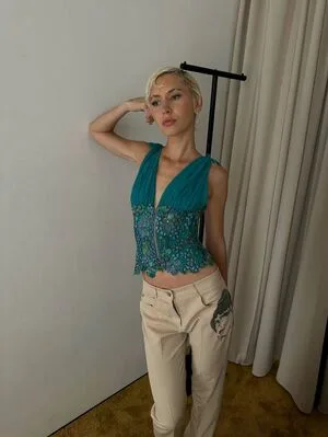 Iris Law OnlyFans Leaked Free Thumbnail Picture - #VHSOWFTmKU