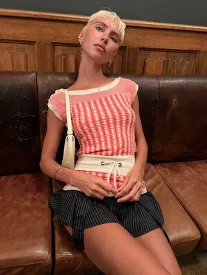 Iris Law OnlyFans Leaked Free Thumbnail Picture - #ZN9CpSp5q3