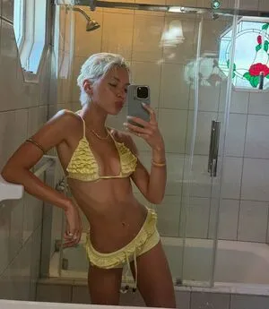 Iris Law OnlyFans Leaked Free Thumbnail Picture - #c5GIN5Urr9