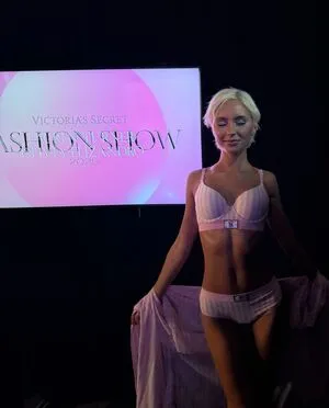 Iris Law OnlyFans Leaked Free Thumbnail Picture - #obymC112t8