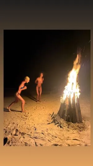 Iris Law OnlyFans Leaked Free Thumbnail Picture - #s8hjT9m9Hj