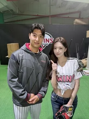 Itzy All In Us OnlyFans Leaked Free Thumbnail Picture - #3RV041GeIL