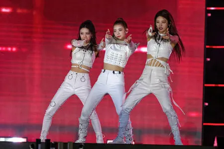 Itzy All In Us OnlyFans Leaked Free Thumbnail Picture - #Ceh4SVZptp