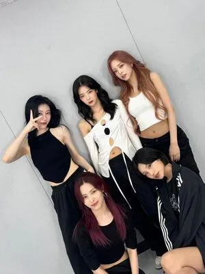 Itzy All In Us OnlyFans Leaked Free Thumbnail Picture - #SZC2TweFNX