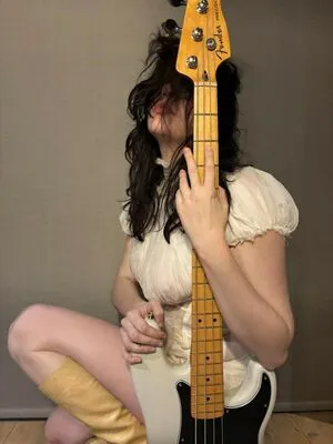 Julia Cumming Sunflower Bean Singer Bassist OnlyFans Leaked Free Thumbnail Picture - #lOcspnF5k9