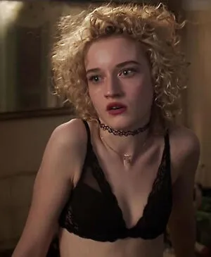Julia Garner OnlyFans Leaked Free Thumbnail Picture - #206QFSGoJf