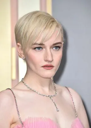 Julia Garner OnlyFans Leaked Free Thumbnail Picture - #IVYMXI5zv6