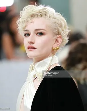 Julia Garner OnlyFans Leaked Free Thumbnail Picture - #MxDrAhOgSS