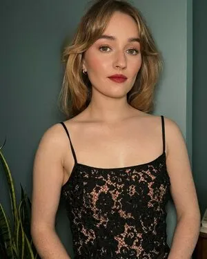 Kaitlyn Dever OnlyFans Leaked Free Thumbnail Picture - #Pixlvfymdl