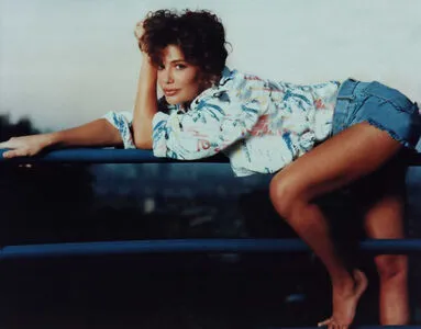 Kelly LeBrock Thumbnail Picture