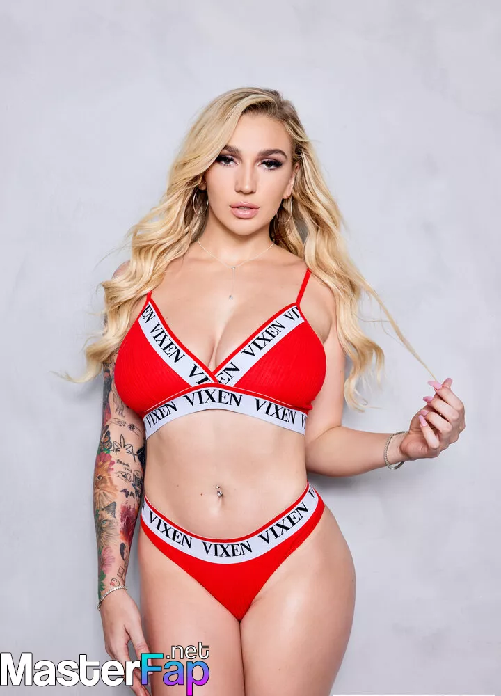 Kendra Sunderland Photos