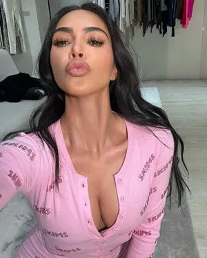 Kim Kardashian OnlyFans Leaked Free Thumbnail Picture - #Uyg2THx4lw