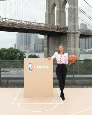 Kim Kardashian OnlyFans Leaked Free Thumbnail Picture - #VeHlncy4As