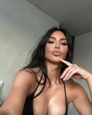 Kim Kardashian OnlyFans Leaked Free Thumbnail Picture - #Yh2v57fQll