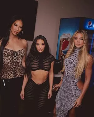 Kim Kardashian OnlyFans Leaked Free Thumbnail Picture - #wHwALHue85