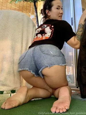 Kim Kisses Foot Goddess OnlyFans Leaked Free Thumbnail Picture - #1DTofEHoZ6