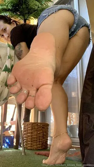 Kim Kisses Foot Goddess OnlyFans Leaked Free Thumbnail Picture - #1SgYxCVW11