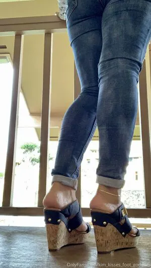 Kim Kisses Foot Goddess OnlyFans Leaked Free Thumbnail Picture - #2AxJr9iNFS