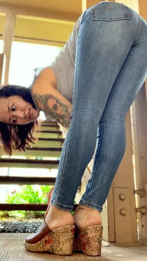 Kim Kisses Foot Goddess OnlyFans Leaked Free Thumbnail Picture - #9kMDb4Fdc6