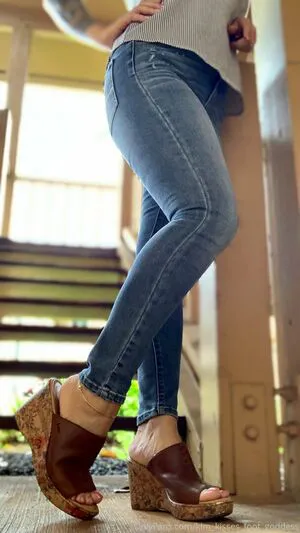 Kim Kisses Foot Goddess OnlyFans Leaked Free Thumbnail Picture - #DIchULkhRm