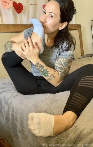 Kim Kisses Foot Goddess OnlyFans Leaked Free Thumbnail Picture - #FBUanBhTdj