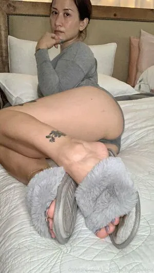 Kim Kisses Foot Goddess OnlyFans Leaked Free Thumbnail Picture - #FLqN796RbO