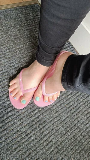 Kimberly Feetfieuw23 OnlyFans Leaked Free Thumbnail Picture - #MPUnkk8mUk