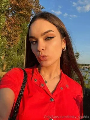 Kinky Sophia OnlyFans Leaked Free Thumbnail Picture - #YgMisiT0d1