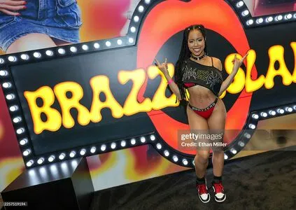 Kira Noir OnlyFans Leaked Free Thumbnail Picture - #eAwQ3bvlhA