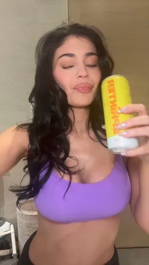Kylie Jenner OnlyFans Leaked Free Thumbnail Picture - #haSoLVOZW4