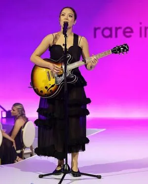 Laufey Lin OnlyFans Leaked Free Thumbnail Picture - #dmOB40L0rz