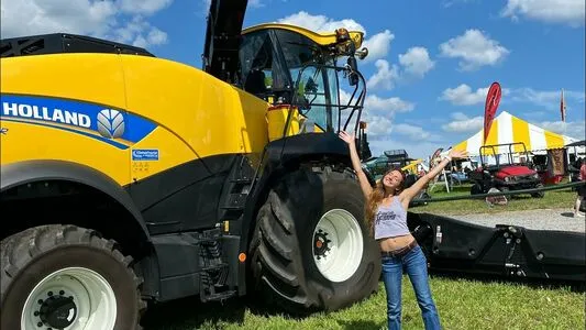 Laura Carlson Wilson OnlyFans Leaked Free Thumbnail Picture - #g3H8Y2agam