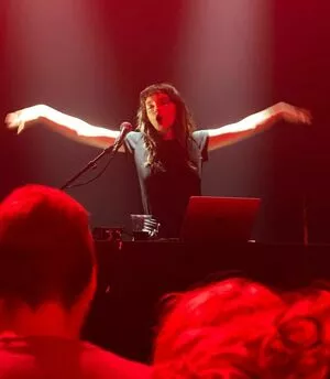 Lauren Mayberry OnlyFans Leaked Free Thumbnail Picture - #LaPssNy09B