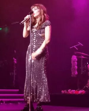 Lauren Mayberry OnlyFans Leaked Free Thumbnail Picture - #aHPBcne5NY