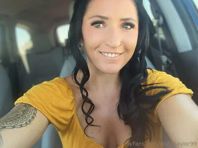 Leahtaaylor99 OnlyFans Leaked Free Thumbnail Picture - #1uek2ozYez