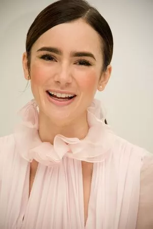 Lily Collins OnlyFans Leaked Free Thumbnail Picture - #4gQ6ZSasIg