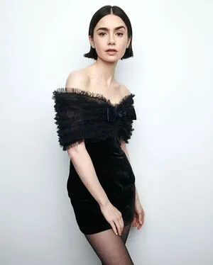 Lily Collins OnlyFans Leaked Free Thumbnail Picture - #4mDPDL00d0