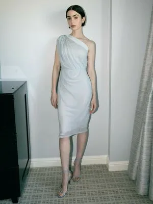 Lily Collins OnlyFans Leaked Free Thumbnail Picture - #4nAgC2z192