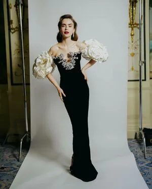 Lily Collins OnlyFans Leaked Free Thumbnail Picture - #5hTA91JGhd