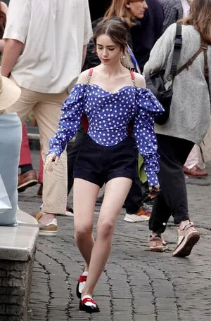 Lily Collins OnlyFans Leaked Free Thumbnail Picture - #7ZzcxO3q43