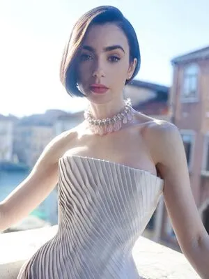 Lily Collins OnlyFans Leaked Free Thumbnail Picture - #8Qkz98GmXO